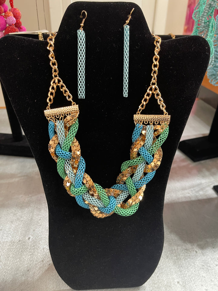 Stylish Twined chain necklace