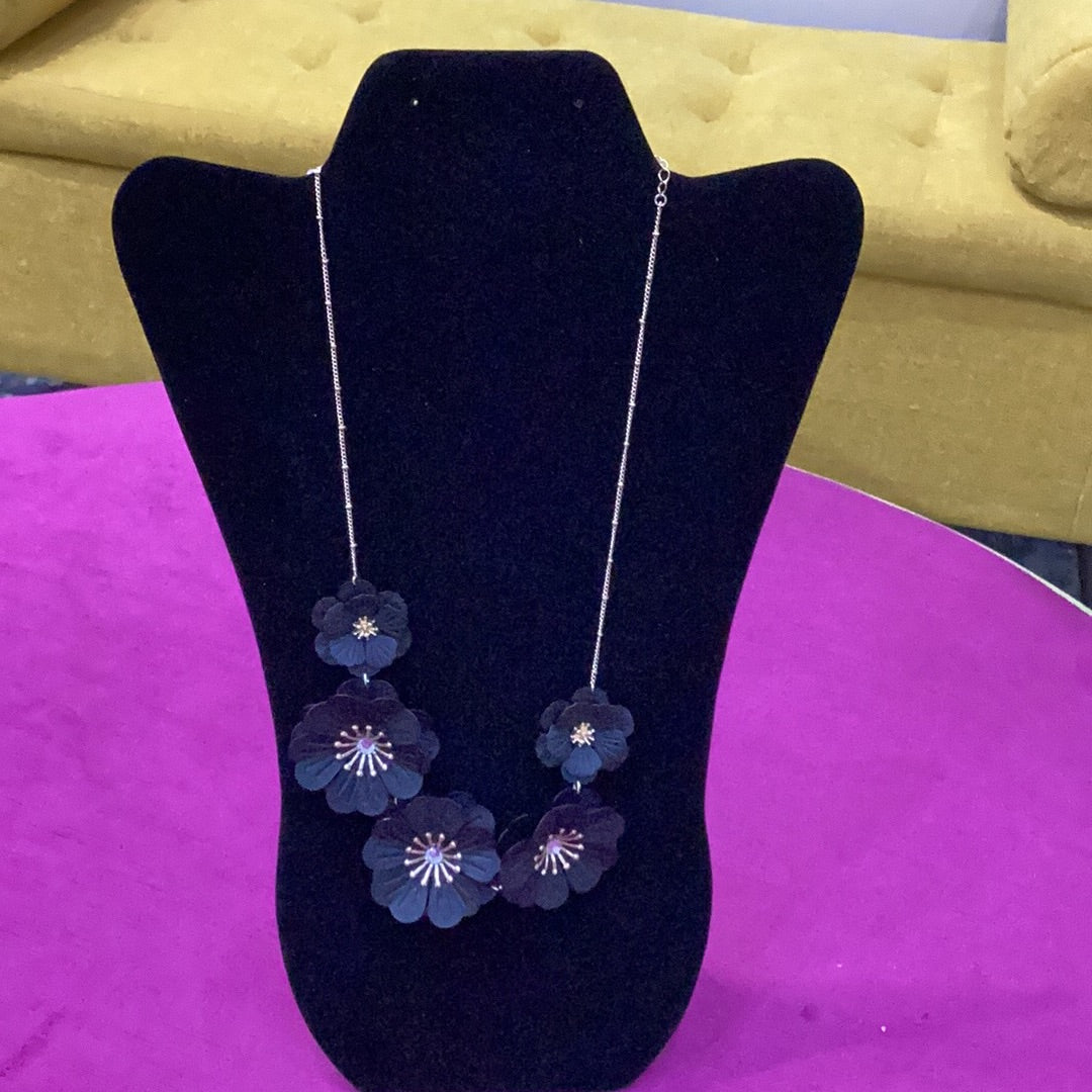 Black flowery necklace and studs