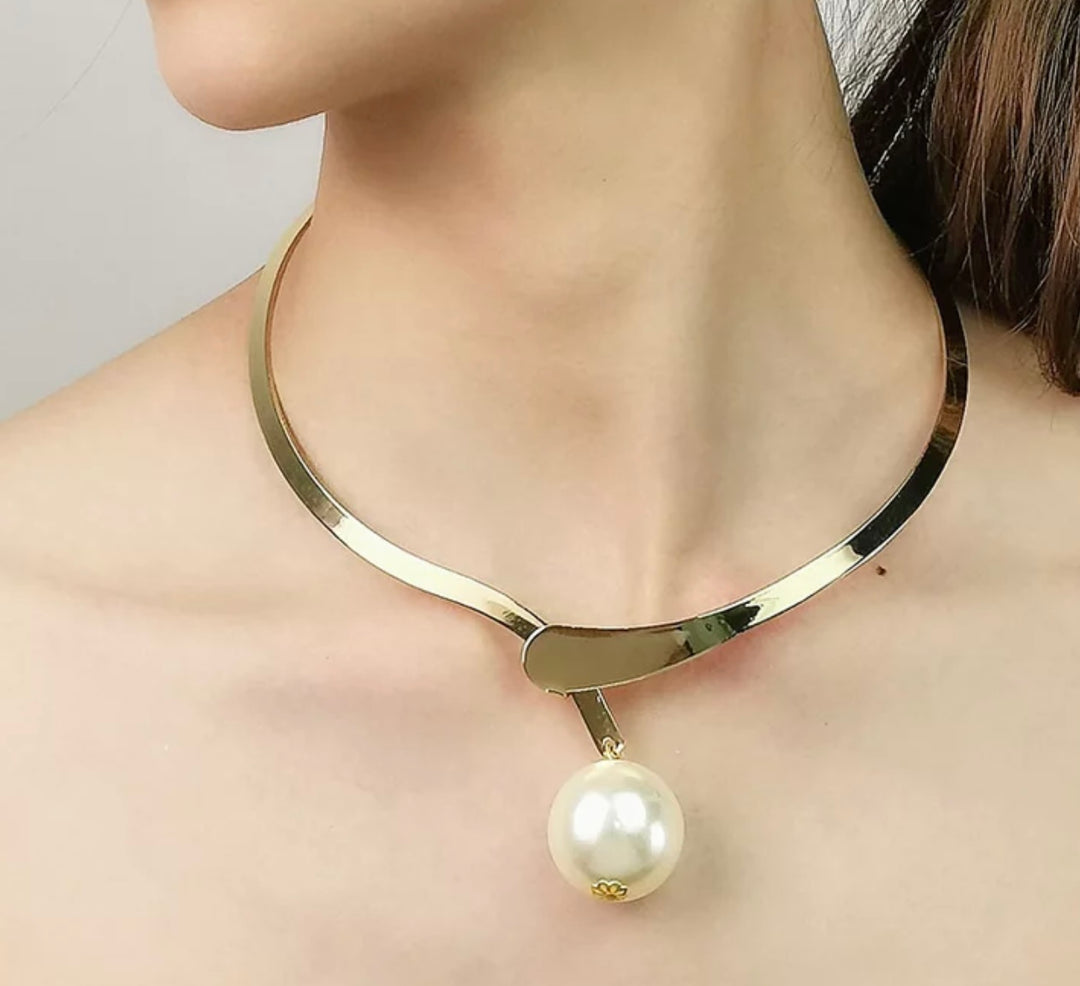 Single Gold Pearl Choker
